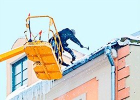 Сбивание снега и сосулек с крыш, козырьков и карнизов Сбивание снега и сосулек с крыш, козырьков и карнизов
