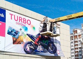 Монтаж банеров, вывесок и растяжек, украшение витрин Монтаж банеров, вывесок и растяжек, украшение витрин